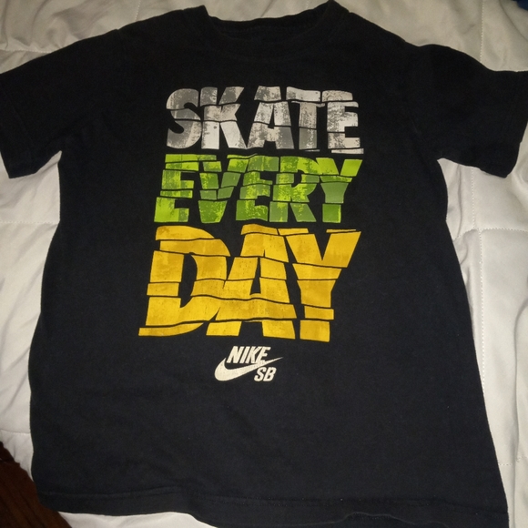5 For $20 Boys Size Small Or Medium Nike SB Tshirt